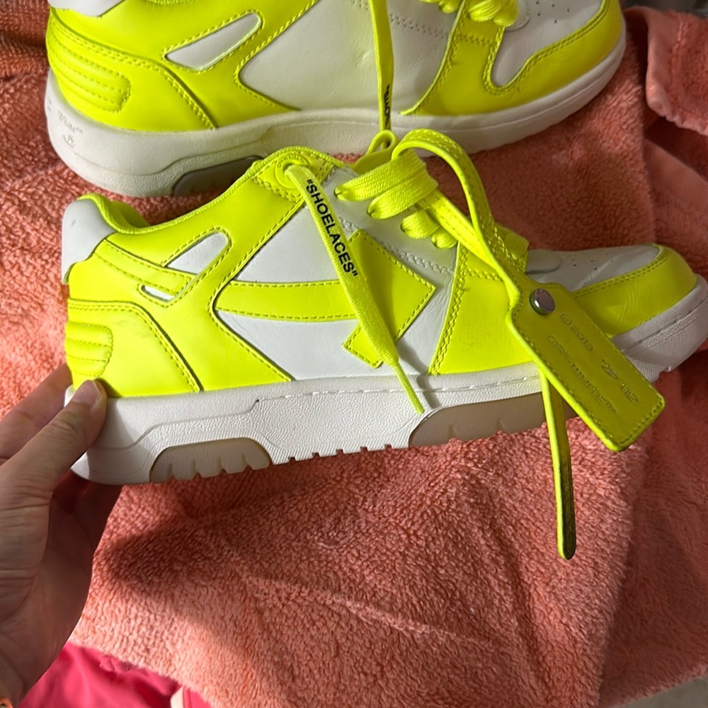 Barely worn off white women sneakers size 38